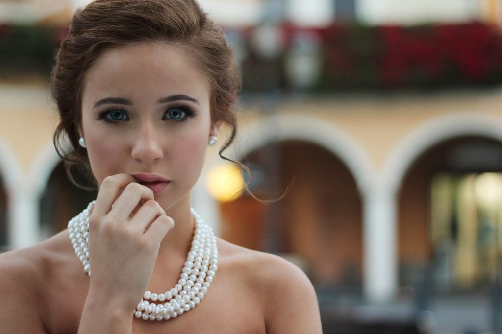 Comment porter un collier ? Sautoirs bijoux colliers pas cher