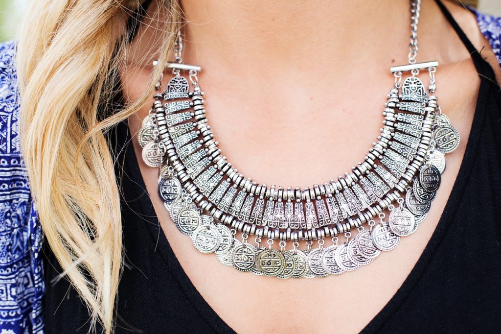Comment porter un collier ? Sautoirs bijoux colliers pas cher