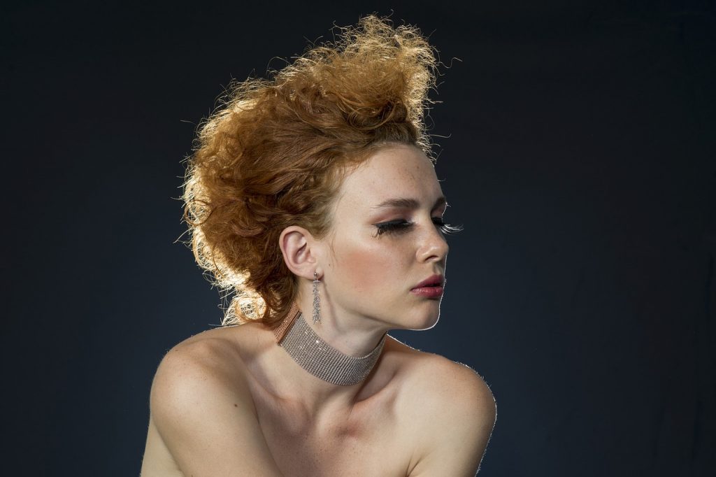 Comment porter un collier ? Sautoirs bijoux colliers pas cher