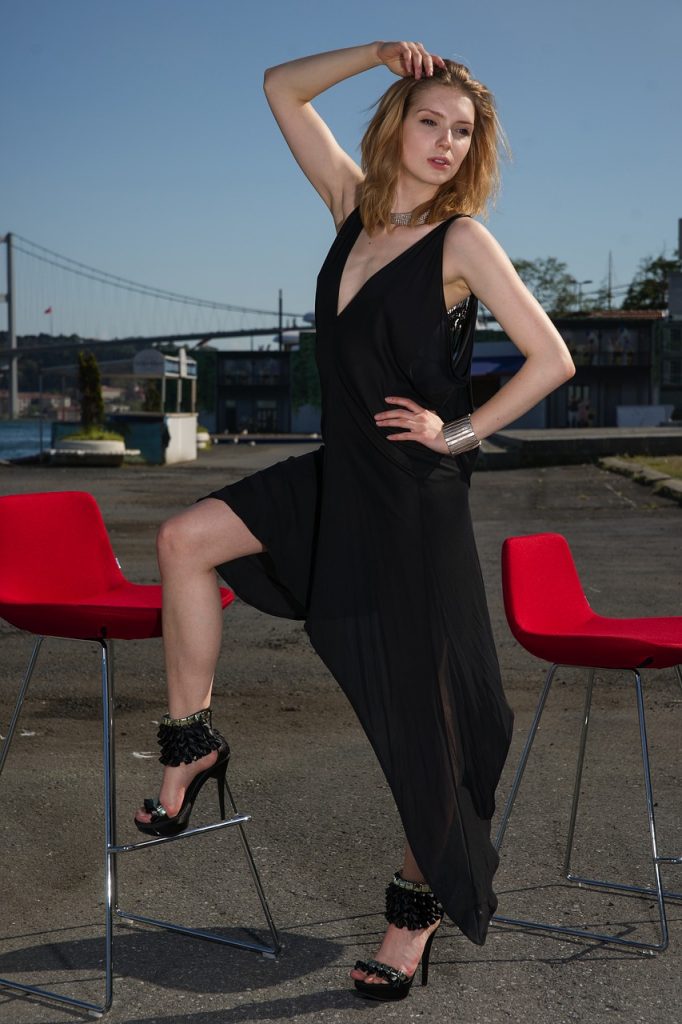 la robe noire élégante chic et pas cher