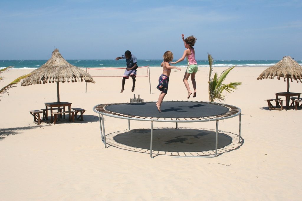 jeux de trampoline enfant pas cher pour extérieur jardin 
