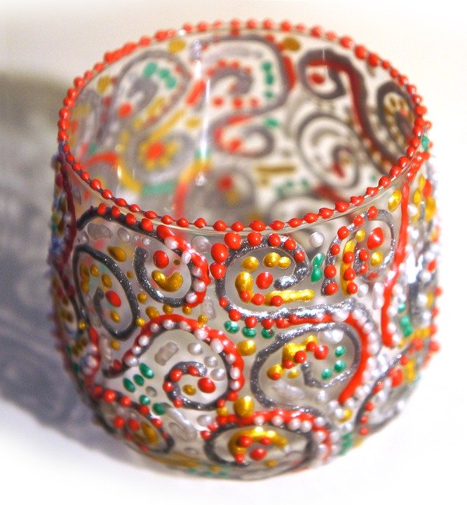 Peinture sur verre, couleurs vives et effets de transparence