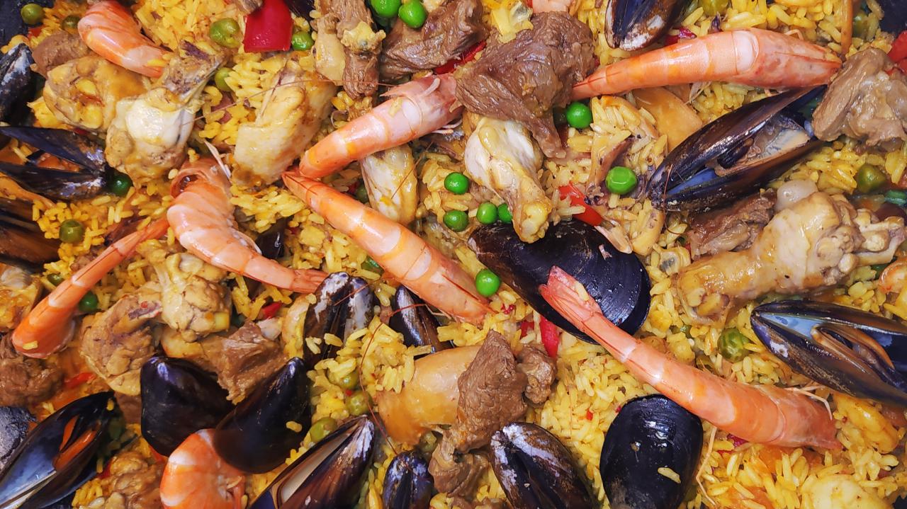 Recette facile de paella : Riz, poulet, moules, chorizo, encornets, poivrons, safran