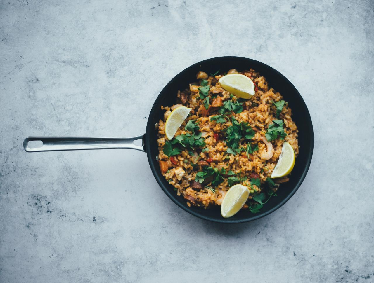 Recette facile de paella : Riz, poulet, moules, chorizo, encornets, poivrons, safran